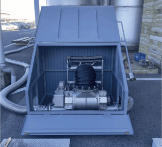 原料投入口に開閉式カバーを取り付け、防虫・防犯・雨対策に