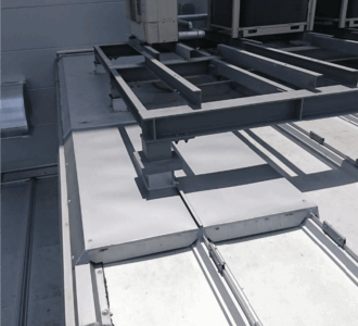 工場内の空調設備増設のため、屋根上に屋外機用架台を設置